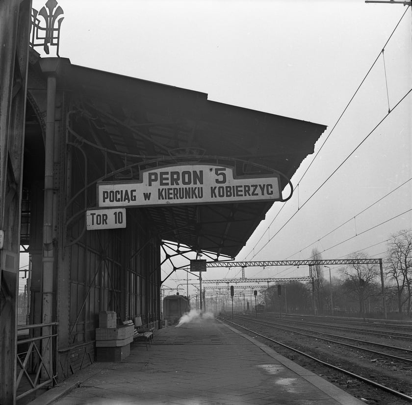 Dworzec Gł&oacute;wny we Wrocławiu w latach 70. Peron 5