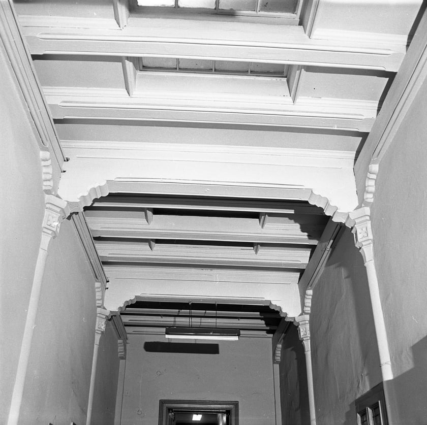 Dworzec Gł&oacute;wny we Wrocławiu w latach 70. Korytarz na II piętrze, strop
