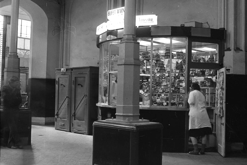 Dworzec Gł&oacute;wny we Wrocławiu w latach 70. Środkowy westybul, filar i sklepik