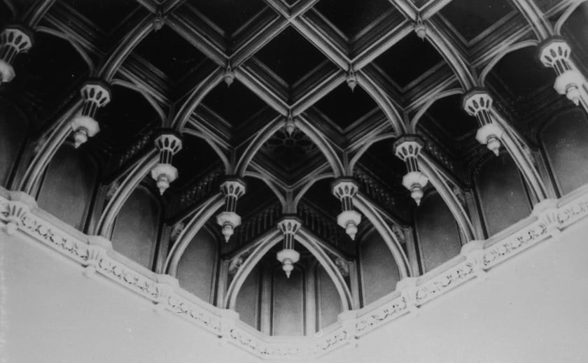 Dworzec Gł&oacute;wny we Wrocławiu w latach 70. Sala sesyjna, strop