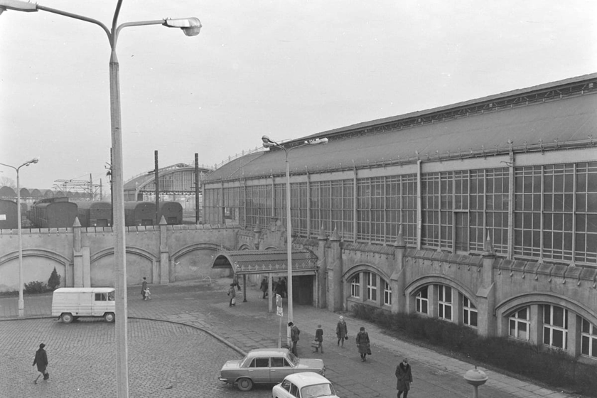 Dworzec Gł&oacute;wny we Wrocławiu w latach 70. Elewacja p&oacute;łnocno-wschodnia