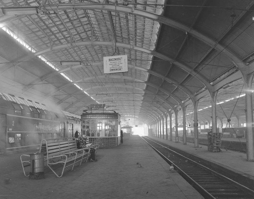 Dworzec Gł&oacute;wny we Wrocławiu w latach 70. Peron