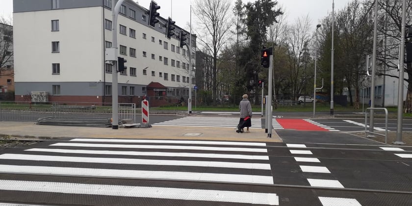 Przejście przez ul. Legnicką na wysokości Młodych Technik&oacute;w