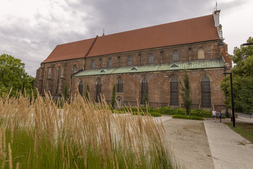 Budynek Muzeum Architektury we Wrocławiu widziany od strony Skweru Wrocławianek