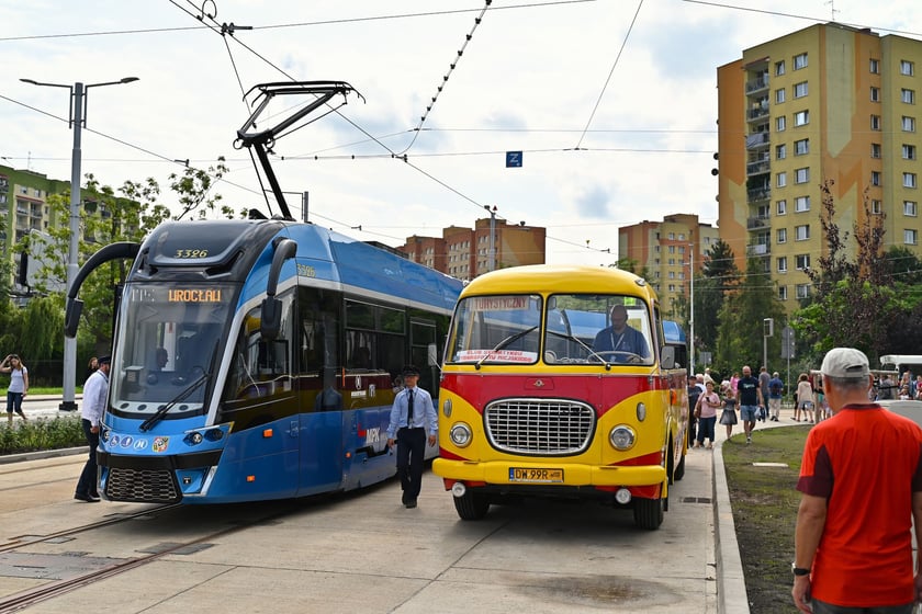 Fredruś, Jelcz-ogórek w wersji kabriolet, to jeden z symboli Wrocławia. Zdjęcie pochodzi z parady zabytkowych pojazdów zorganizowanej z okazji otwarcia trasy na Nowy Dwór  (wrzesień 2023 rok)