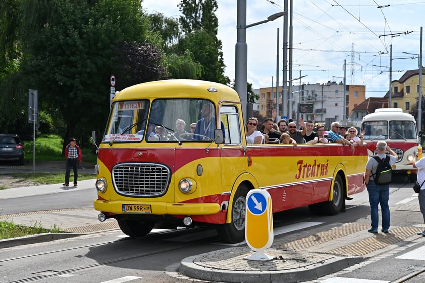 Fredruś, Jelcz-og&oacute;rek w wersji kabriolet, to jeden z symboli Wrocławia. Zdjęcie pochodzi z parady zabytkowych pojazd&oacute;w zorganizowanej z okazji otwarcia trasy na Nowy Dw&oacute;r (wrzesień 2023 rok)