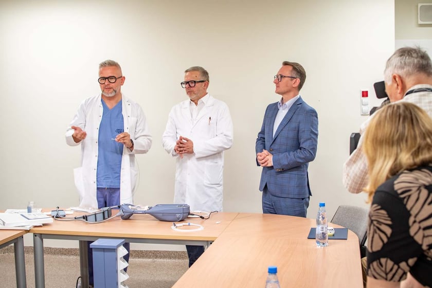Neurochirurdzy i radiolodzy z Uniwersyteckiego Szpitala Klinicznego we Wrocławiu wykorzystali nowy typ urządzeń do leczenia tętniaków mózgu.