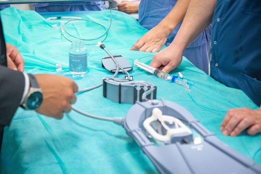 Neurochirurdzy i radiolodzy z Uniwersyteckiego Szpitala Klinicznego we Wrocławiu wykorzystali nowy typ urządzeń do leczenia tętniaków mózgu.