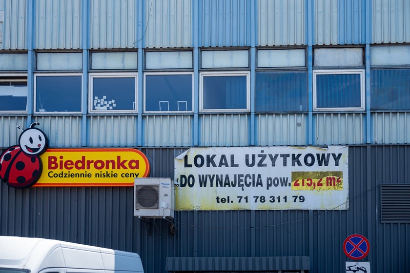 Budynki handlowe ul. Trwała 7, zdjęcia z lipca 2024