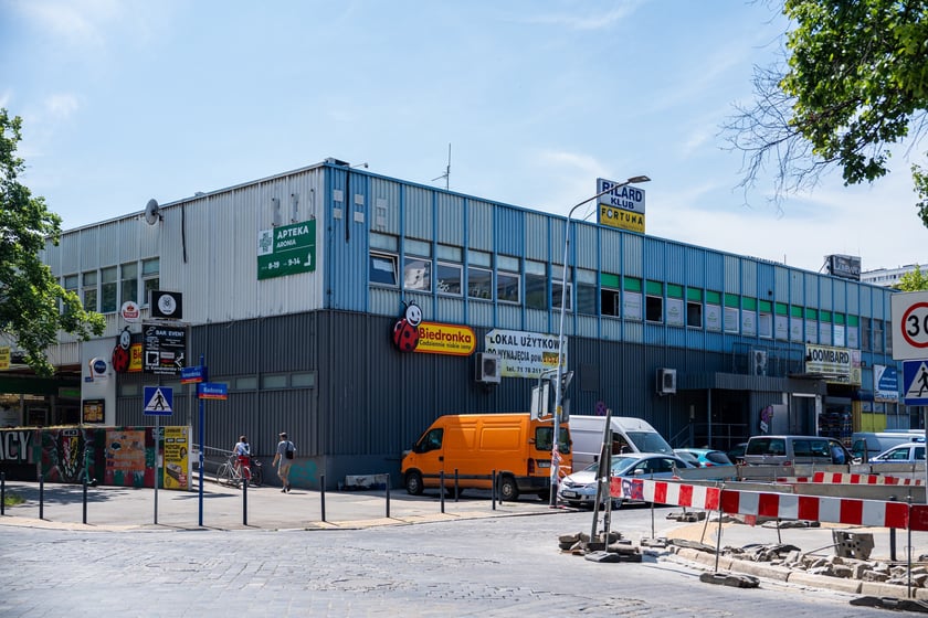 Budynki handlowe ul. Trwała 7, zdjęcia z lipca 2024