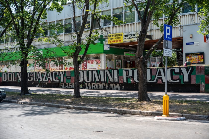 Budynki handlowe ul. Trwała 7, zdjęcia z lipca 2024