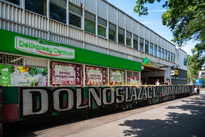 Budynki handlowe ul. Trwała 7, zdjęcia z lipca 2024