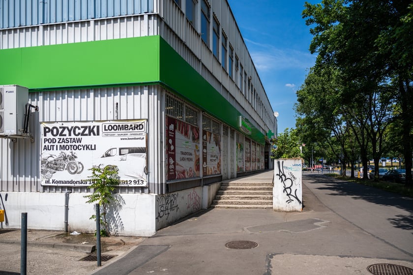 Budynki handlowe ul. Trwała 7, zdjęcia z lipca 2024