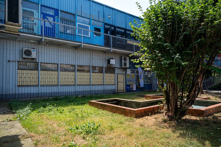 Budynki handlowe ul. Trwała 7, zdjęcia z lipca 2024