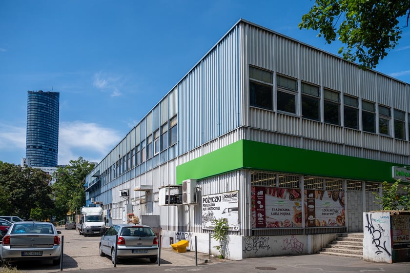 Budynki handlowe ul. Trwała 7, zdjęcia z lipca 2024