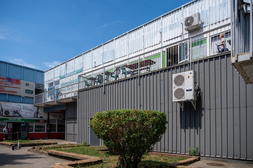 Budynki handlowe ul. Trwała 7, zdjęcia z lipca 2024