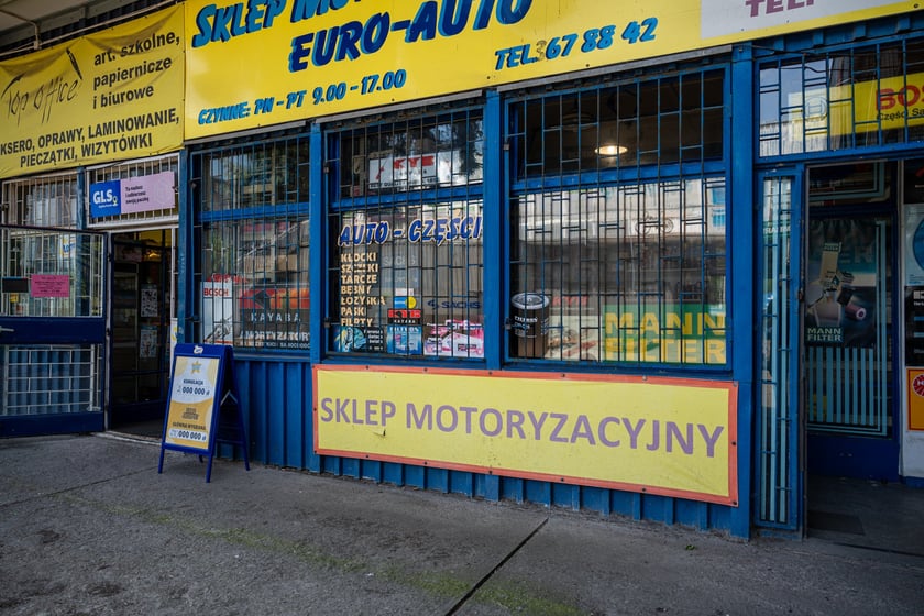 Budynki handlowe ul. Trwała 7, zdjęcia z lipca 2024