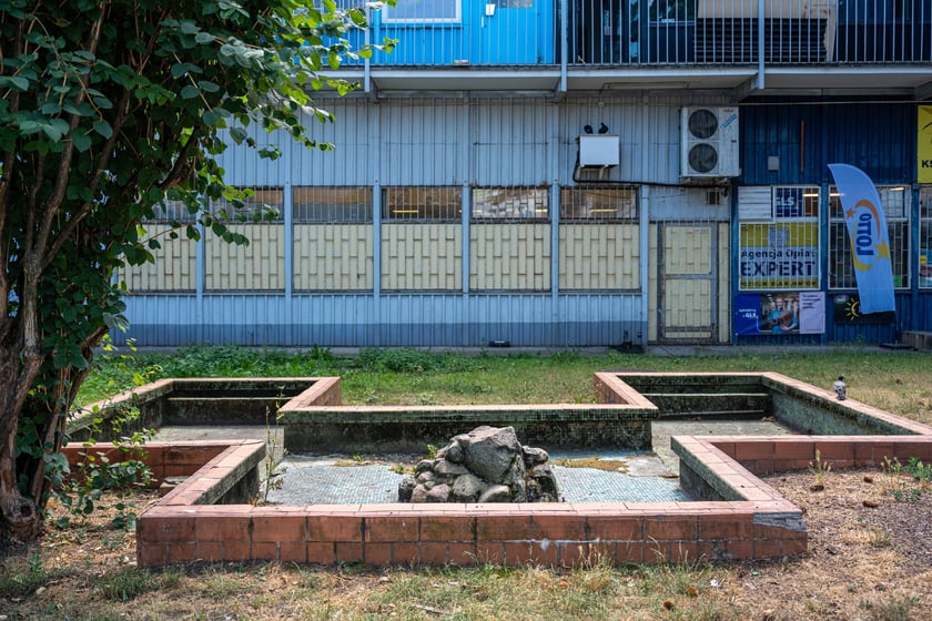 Budynki handlowe ul. Trwała 7, zdjęcia z lipca 2024