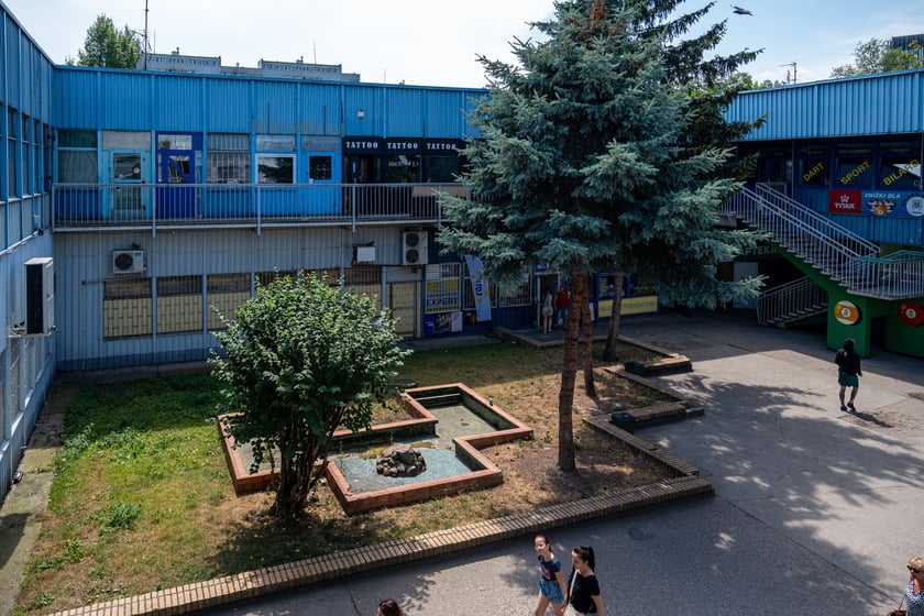 Budynki handlowe ul. Trwała 7, zdjęcia z lipca 2024