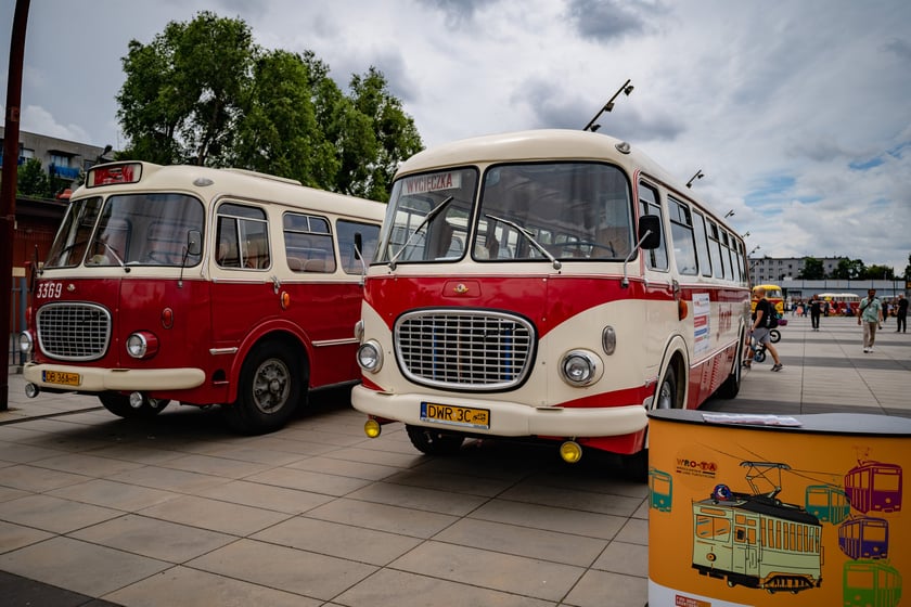 Dwa zabytkowe Og&oacute;rki przed Centrum Historii Zajezdnia