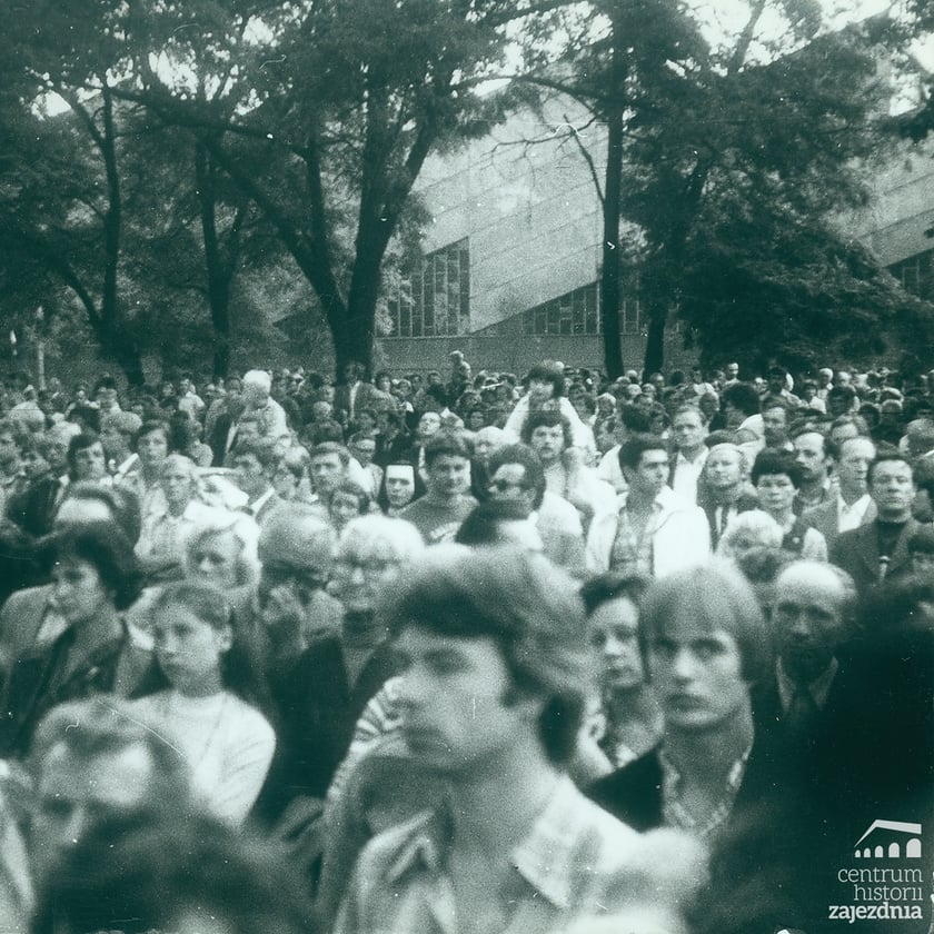 Msza św. na terenie zajezdni autobusowej nr VII przy ul. Grabiszyńskiej podczas strajku solidarnościowego z robotnikami z Wybrzeża; w tle widoczny fragment Zakładów Hutniczo-Przetwórczych Metali Nieżelaznych „Hutmen”.