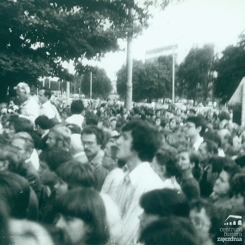 Msza św. na terenie zajezdni autobusowej nr VII przy ul. Grabiszyńskiej podczas strajku solidarnościowego z robotnikami z Wybrzeża.