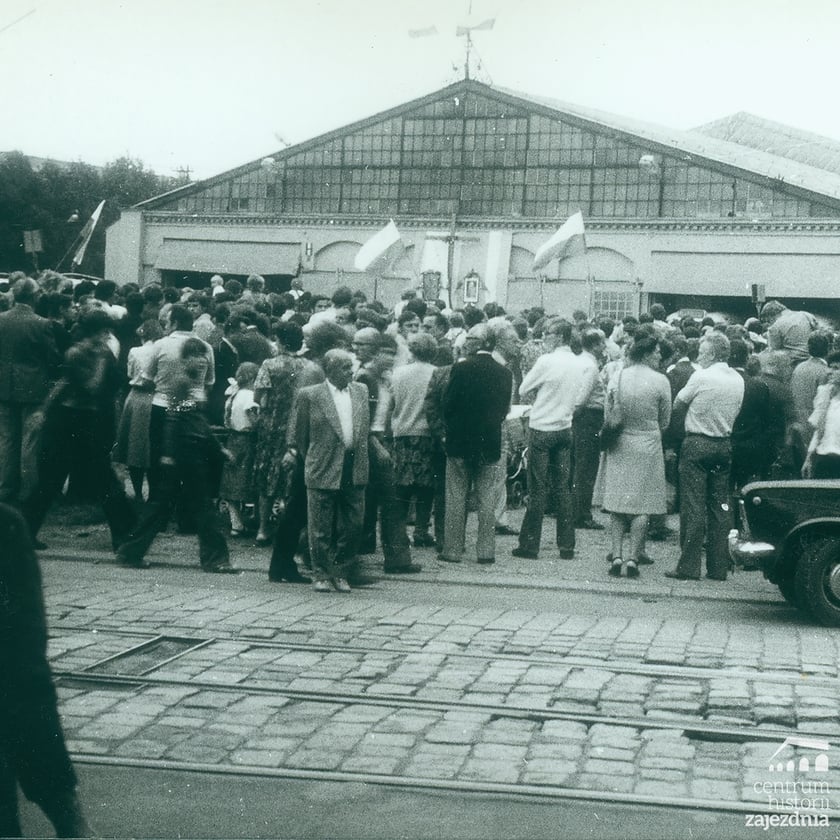 Msza św. na terenie zajezdni autobusowej nr VII przy ul. Grabiszyńskiej podczas strajku solidarnościowego z robotnikami z Wybrzeża