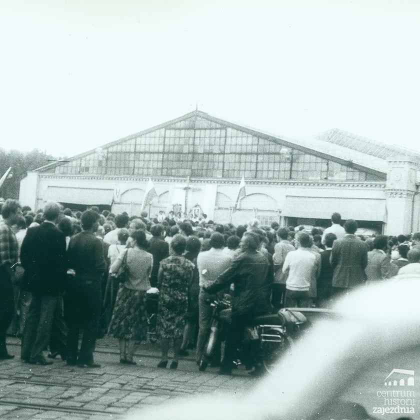 Msza św. na terenie zajezdni autobusowej nr VII przy ul. Grabiszyńskiej podczas strajku solidarnościowego z robotnikami z Wybrzeża