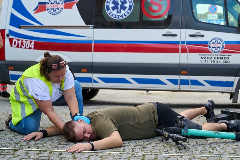 Inscenizowana akcja ratunkowa w ramach Wrocławskiej Akademii Pierwszej Pomocy