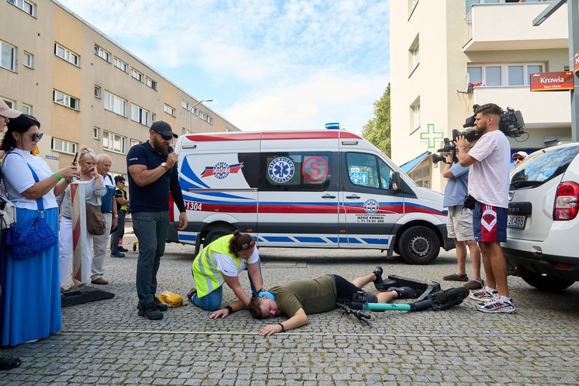 Inscenizowana akcja ratunkowa w ramach Wrocławskiej Akademii Pierwszej Pomocy