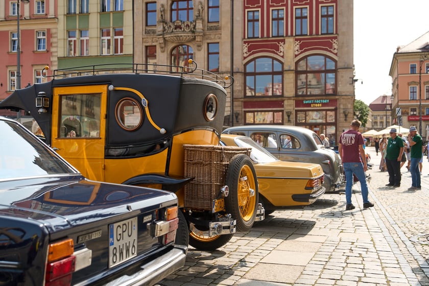Samochody na MotoClassic 2024 r.