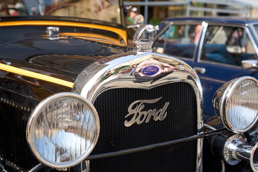 Samochody na MotoClassic 2024 r.