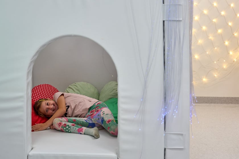 Sala integracji sensorycznej w przedszkolu integracyjnym nr 35 &bdquo;Tęczowy Domek&rdquo; przy ul. gen. K. Pułaskiego prezentowana podczas konferencji zorganizowanej 23 sierpnia z okazji uruchomienia we Wrocławiu 35 nowych sal