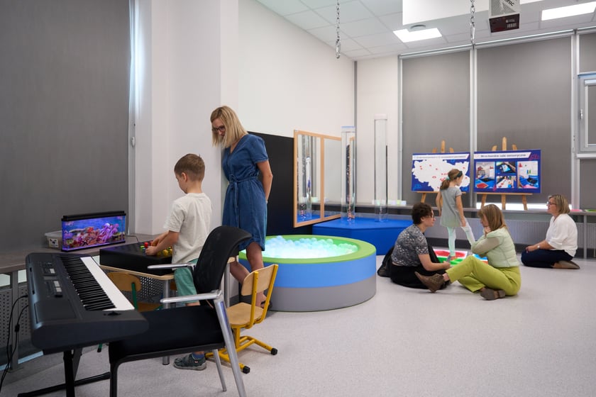 Sala integracji sensorycznej w przedszkolu integracyjnym nr 35 &bdquo;Tęczowy Domek&rdquo; przy ul. gen. K. Pułaskiego prezentowana podczas konferencji zorganizowanej 23 sierpnia z okazji uruchomienia we Wrocławiu 35 nowych sal