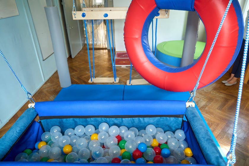 Sala integracji sensorycznej w przedszkolu integracyjnym nr 35 &bdquo;Tęczowy Domek&rdquo; przy ul. gen. K. Pułaskiego prezentowana podczas konferencji zorganizowanej 23 sierpnia z okazji uruchomienia we Wrocławiu 35 nowych sal