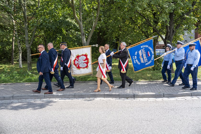 Składanie kwiat&oacute;w pod pomnikiem "Solidarności"