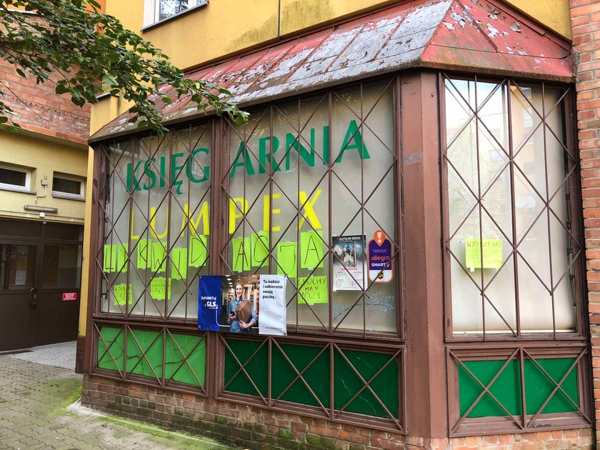 Zamknięta księgarnia DODO przy ul. Czarnieckiego 11C na osiedlu Szczepin we Wrocławiu