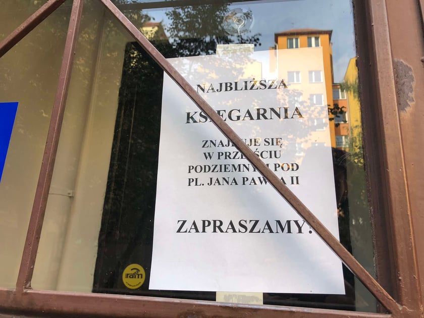 Zamknięta księgarnia DODO przy ul. Czarnieckiego 11C na osiedlu Szczepin we Wrocławiu