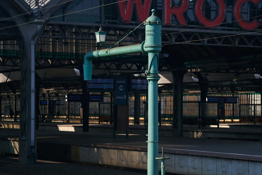 Stacja kolejowa z dworcem Wrocław Główny, marzec 2023