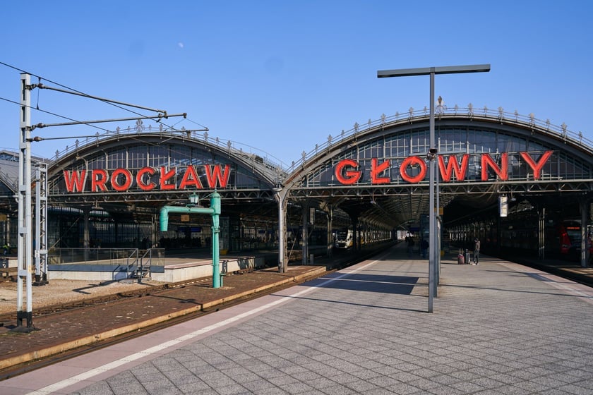 Stacja kolejowa z dworcem Wrocław Główny, marzec 2023
