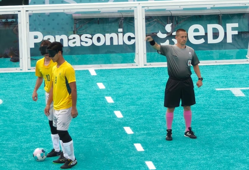 Rafał Świerczek, wrocławianin, sędziuej mecz blind footballu na paraolimpiadzie w Paryżu