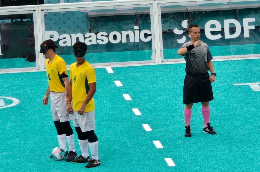 Rafał Świerczek, wrocławianin, sędziuej mecz blind footballu na paraolimpiadzie w Paryżu