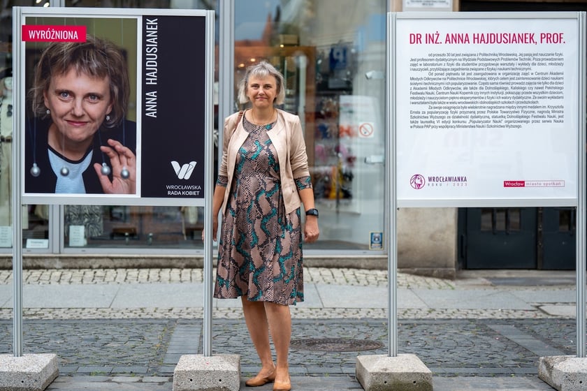 Wystawa &bdquo;Wrocławianka Roku 2023&rdquo; przy Oławskiej, ubiegłoroczna laureatka prof. dr inż. Anna Hajdusianek