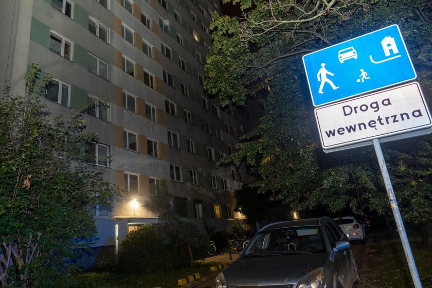 Ewakuacja mieszkańców bloku przy ul. Poznańskiej. Kilka niewybuchów w jednym z mieszkań