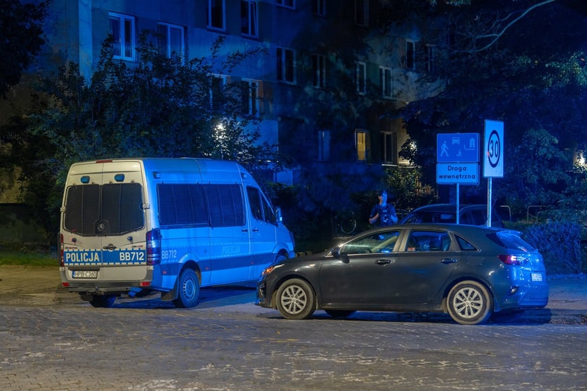 Ewakuacja mieszkańców bloku przy ul. Poznańskiej. Kilka niewybuchów w jednym z mieszkań