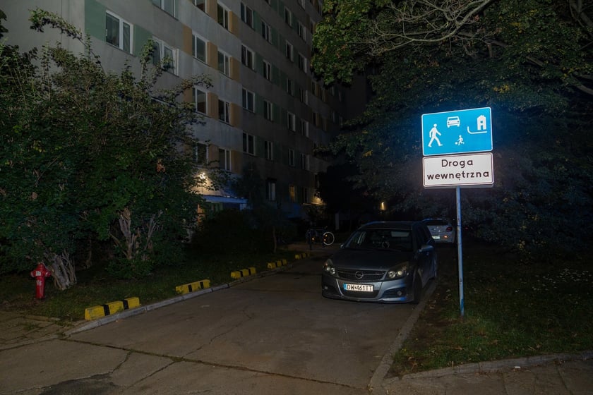 Ewakuacja mieszkańców bloku przy ul. Poznańskiej. Kilka niewybuchów w jednym z mieszkań