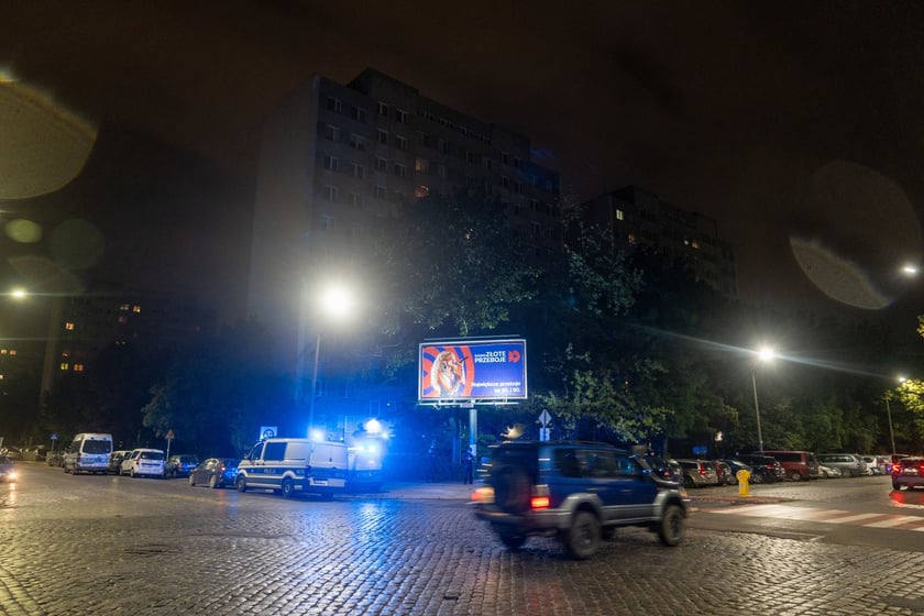 Ewakuacja mieszkańców bloku przy ul. Poznańskiej. Kilka niewybuchów w jednym z mieszkań