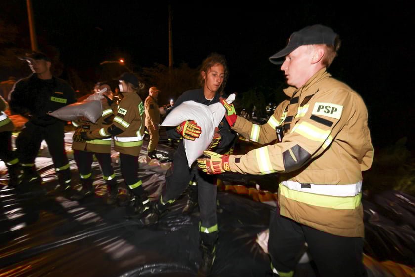 Akcja straży pożarnej i wojska na Marszowicach - wzmacnianie wałów. 17 września 2024