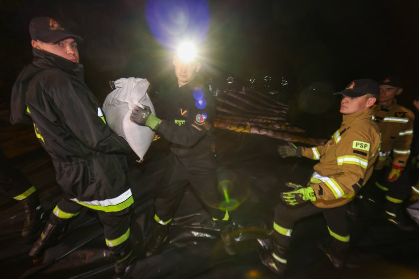 Akcja straży pożarnej i wojska na Marszowicach - wzmacnianie wałów. 17 września 2024