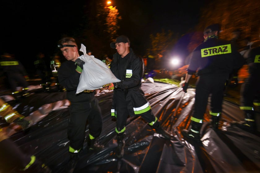 Akcja straży pożarnej i wojska na Marszowicach - wzmacnianie wałów. 17 września 2024